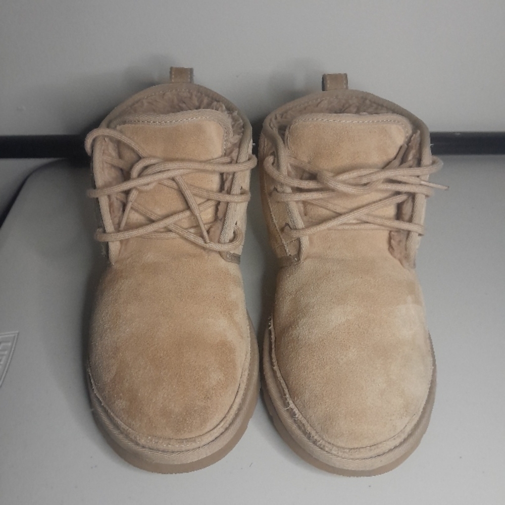 NIB UGG MEN'S NEUMEL SUEDE SHEARLING LINED CHUKKA BOOTS SAND 10